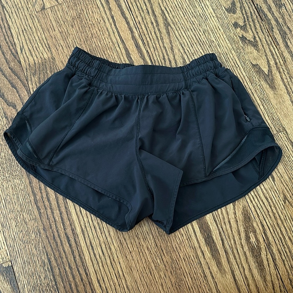 Lululemon black hotty hot short 2.5 inch size 6